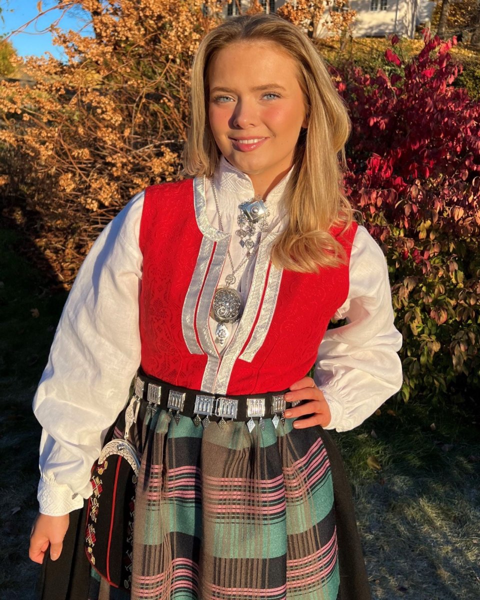 Nordmørsbunad - Image 6